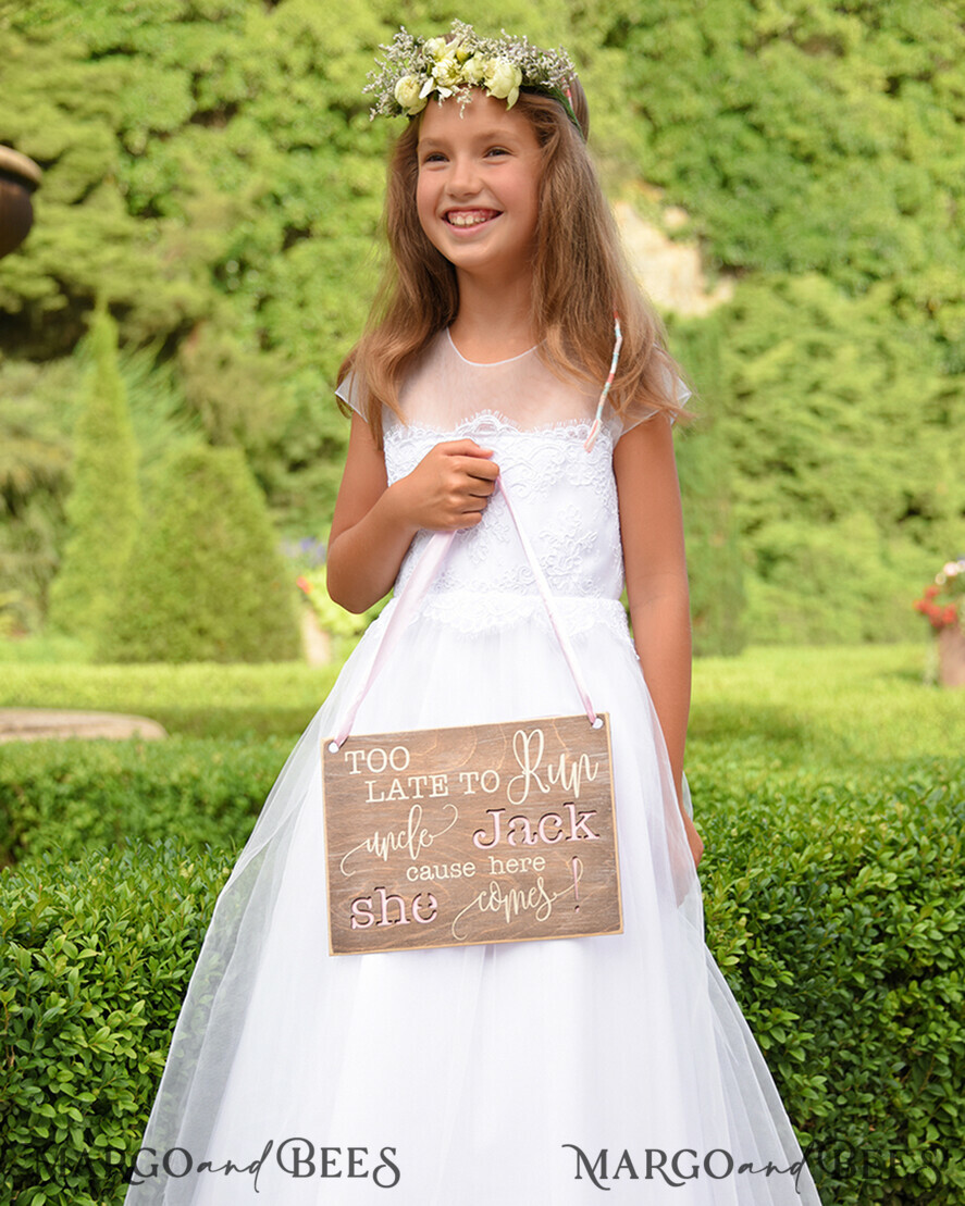 BLUMENMÄDCHEN / SEITENJUNGE SCHILDER rustikal Personalisierte Holz-Hochzeitsbeschilderung, Holzschild für den Seitenjungen, Holzgraviertes Schild für das Blumenmädchen, Schild für den Hochzeitstag des Blumenmädchens, rustikale Hochzeitsdekoration für das Blumenmädchen, Papa, hier kommt Mama, hier kommt die Braut.