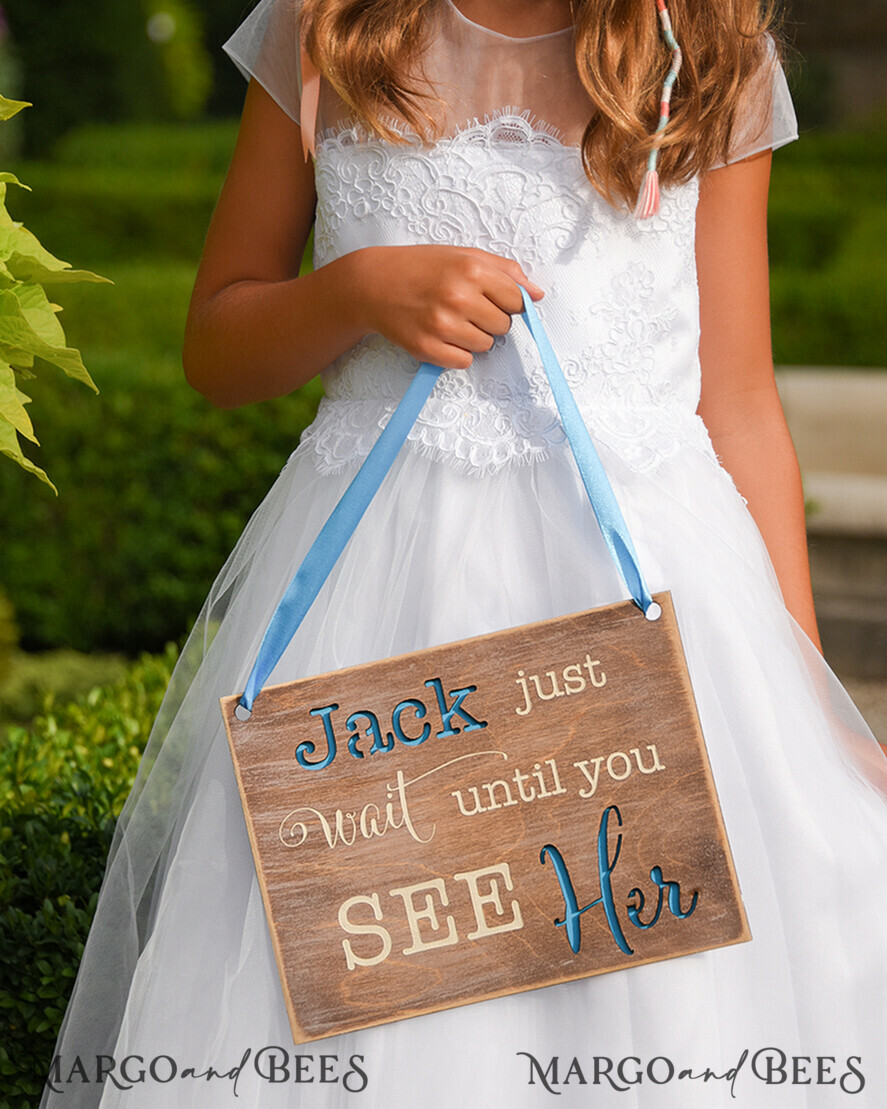BLUMENMÄDCHEN / SEITENJUNGE SCHILDER rustikal Personalisierte Holz-Hochzeitsschild, Holz-Schild für den Blumenkind, Holzgraviertes Schild für das Blumenkind, Hochzeitsschild für das Blumenkind, rustikale Hochzeitsdekoration für das Blumenkind, Daddy, Mama kommt, die Braut kommt.