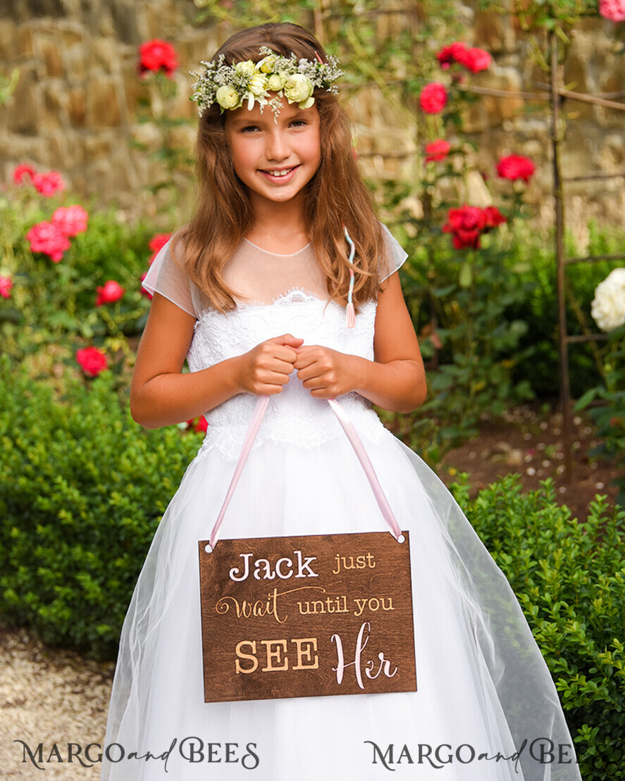 BLUMENMÄDCHEN / SEITENJUNGE SCHILDER rustikal Personalisierte Holzhochzeitsschild, Holzschild für den Page, Holzgraviertes Schild für das Blumenmädchen, Hochzeitsschild für das Blumenmädchen, rustikale Hochzeitsdekoration für das Blumenmädchen, Daddy, hier kommt Mama, hier kommt die Braut.