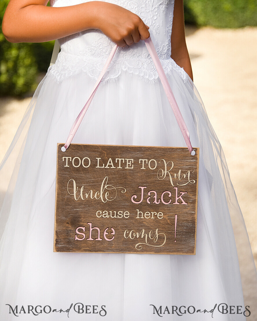 BLUMENMÄDCHEN / SEITENJUNGE SCHILDER rustikal Personalisierte Holzhochzeitsschild, Holz-Schild für den Page, Holz graviertes Schild für das Blumenkind, Schild für das Blumenkind am Hochzeitstag, rustikale Hochzeitsdekoration für das Blumenkind, Daddy, hier kommt Mama, hier kommt die Braut.