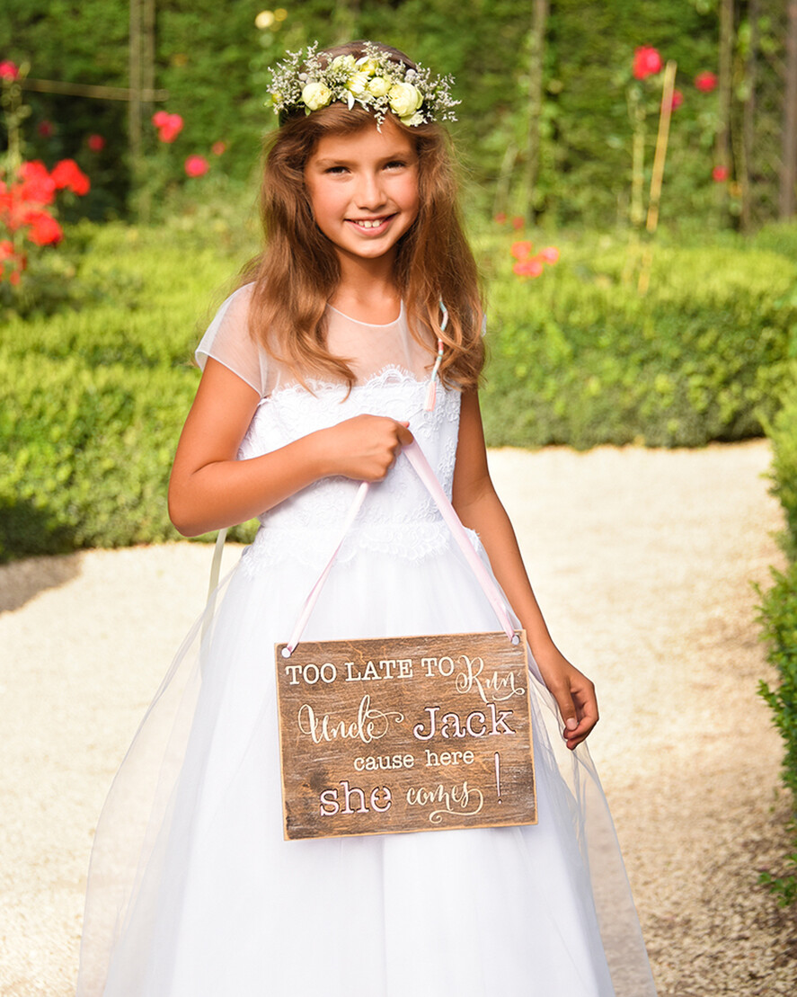 BLUMENMÄDCHEN / SEITENJUNGE SCHILDER rustikal Personalisierte Holzhochzeitsschild, Holz-Schild für den Page, Holz graviertes Schild für das Blumenkind, Schild für das Blumenkind am Hochzeitstag, rustikale Hochzeitsdekoration für das Blumenkind, Daddy, hier kommt Mama, hier kommt die Braut.