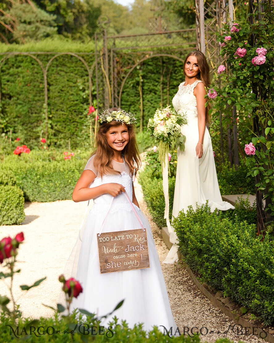 BLUMENMÄDCHEN / SEITENJUNGE SCHILDER rustikal Personalisierte Holzhochzeitsschild, Holz-Schild für den Page, Holz graviertes Schild für das Blumenkind, Schild für das Blumenkind am Hochzeitstag, rustikale Hochzeitsdekoration für das Blumenkind, Daddy, hier kommt Mama, hier kommt die Braut.