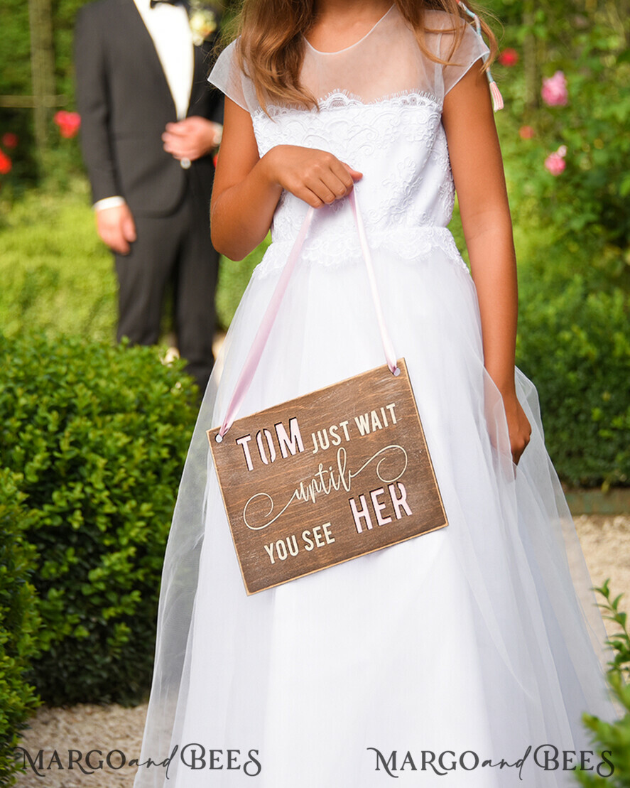 BLUMENMÄDCHEN / SEITENJUNGE SCHILDER rustikal Personalisierte Holz-Hochzeitsschild, Holz-Schild für den Seitenjungen, Holzgraviertes Schild für das Blumenmädchen, Hochzeitsschild für das Blumenmädchen, rustikale Hochzeitsdekoration für das Blumenmädchen, Papa, hier kommt Mama, hier kommt die Braut.