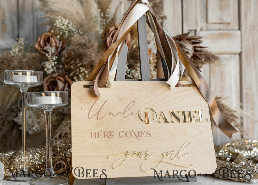 BLUMENMÄDCHEN / SEITENJUNGE SCHILDER rustikal Personalisierte rustikale und goldene Holz-Hochzeitsschild, Holz-Schild für den Page Jungen, Holz-Boho-Blumenkind-Schild, Blumenkind-Hochzeitstag-Schild, rustikale Hochzeitsdekoration für das Blumenkind, hier kommt die Braut.