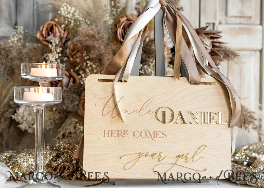 BLUMENMÄDCHEN / SEITENJUNGE SCHILDER rustikal Personalisierte rustikale und goldene Holz-Hochzeitsschild, Holz-Schild für den Page Jungen, Holz-Boho-Blumenkind-Schild, Blumenkind-Hochzeitstag-Schild, rustikale Hochzeitsdekoration für das Blumenkind, hier kommt die Braut.