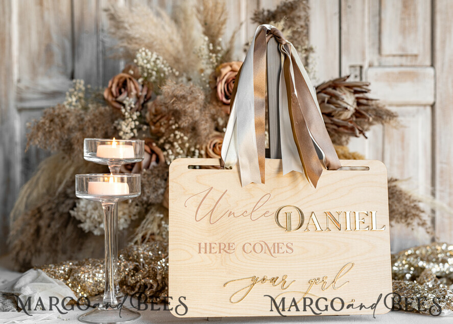 BLUMENMÄDCHEN / SEITENJUNGE SCHILDER rustikal Personalisierte rustikale und goldene Holz-Hochzeitsschild, Holz-Schild für den Page Jungen, Holz-Boho-Blumenkind-Schild, Blumenkind-Hochzeitstag-Schild, rustikale Hochzeitsdekoration für das Blumenkind, hier kommt die Braut.