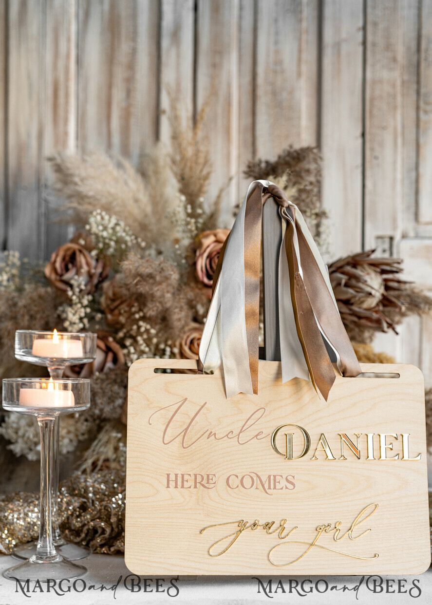 BLUMENMÄDCHEN / SEITENJUNGE SCHILDER rustikal Personalisierte rustikale und goldene Holz-Hochzeitsschild, Holz-Schild für den Page Jungen, Holz-Boho-Blumenkind-Schild, Blumenkind-Hochzeitstag-Schild, rustikale Hochzeitsdekoration für das Blumenkind, hier kommt die Braut.