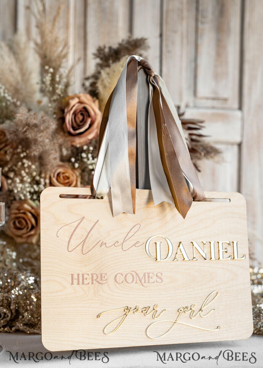 BLUMENMÄDCHEN / SEITENJUNGE SCHILDER rustikal Personalisierte rustikale und goldene Holz-Hochzeitsschild, Holz-Schild für den Page Jungen, Holz-Boho-Blumenkind-Schild, Blumenkind-Hochzeitstag-Schild, rustikale Hochzeitsdekoration für das Blumenkind, hier kommt die Braut.