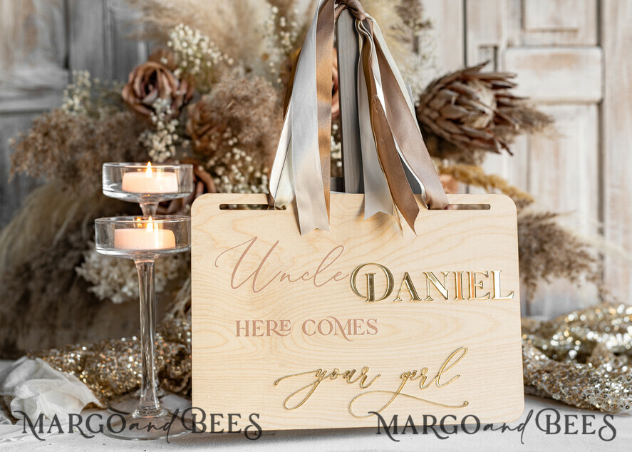 BLUMENMÄDCHEN / SEITENJUNGE SCHILDER rustikal Personalisierte rustikale und goldene Holz-Hochzeitsschild, Holz-Schild für den Page Jungen, Holz-Boho-Blumenkind-Schild, Blumenkind-Hochzeitstag-Schild, rustikale Hochzeitsdekoration für das Blumenkind, hier kommt die Braut.