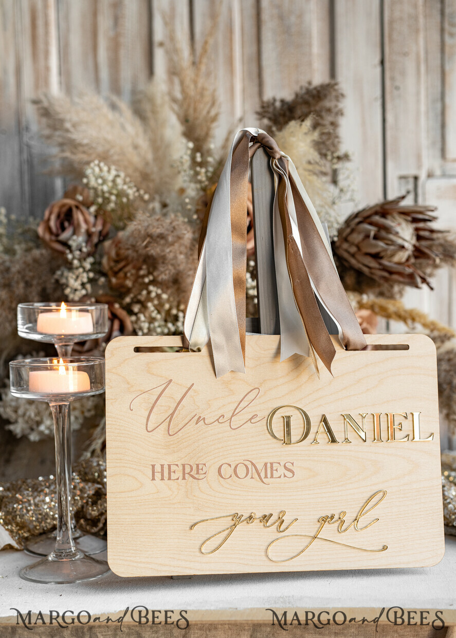 BLUMENMÄDCHEN / SEITENJUNGE SCHILDER rustikal Personalisierte rustikale und goldene Holz-Hochzeitsschild, Holz-Schild für den Page Jungen, Holz-Boho-Blumenkind-Schild, Blumenkind-Hochzeitstag-Schild, rustikale Hochzeitsdekoration für das Blumenkind, hier kommt die Braut.