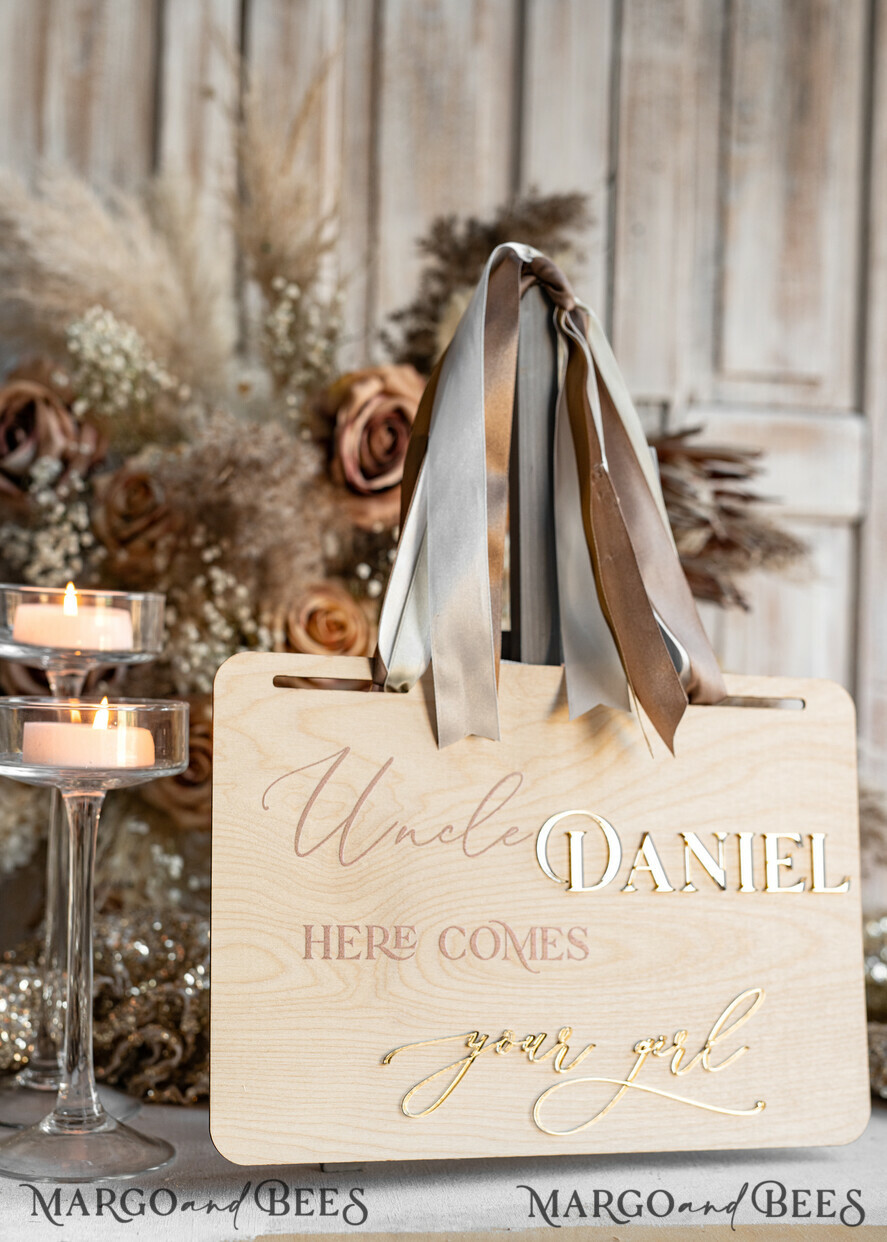 BLUMENMÄDCHEN / SEITENJUNGE SCHILDER rustikal Personalisierte rustikale und goldene Holz-Hochzeitsschild, Holz-Schild für den Page Jungen, Holz-Boho-Blumenkind-Schild, Blumenkind-Hochzeitstag-Schild, rustikale Hochzeitsdekoration für das Blumenkind, hier kommt die Braut.