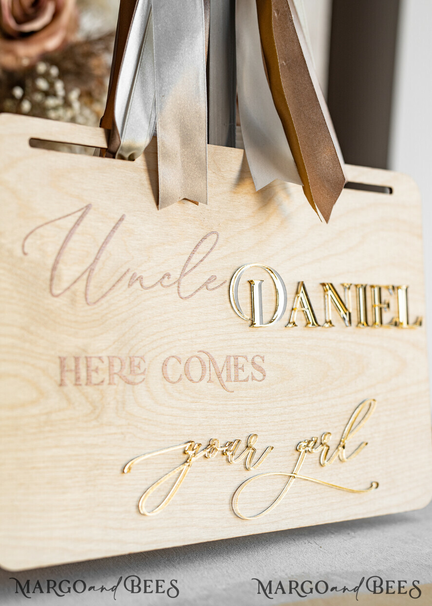 BLUMENMÄDCHEN / SEITENJUNGE SCHILDER rustikal Personalisierte rustikale und goldene Holz-Hochzeitsschild, Holz-Schild für den Page Jungen, Holz-Boho-Blumenkind-Schild, Blumenkind-Hochzeitstag-Schild, rustikale Hochzeitsdekoration für das Blumenkind, hier kommt die Braut.