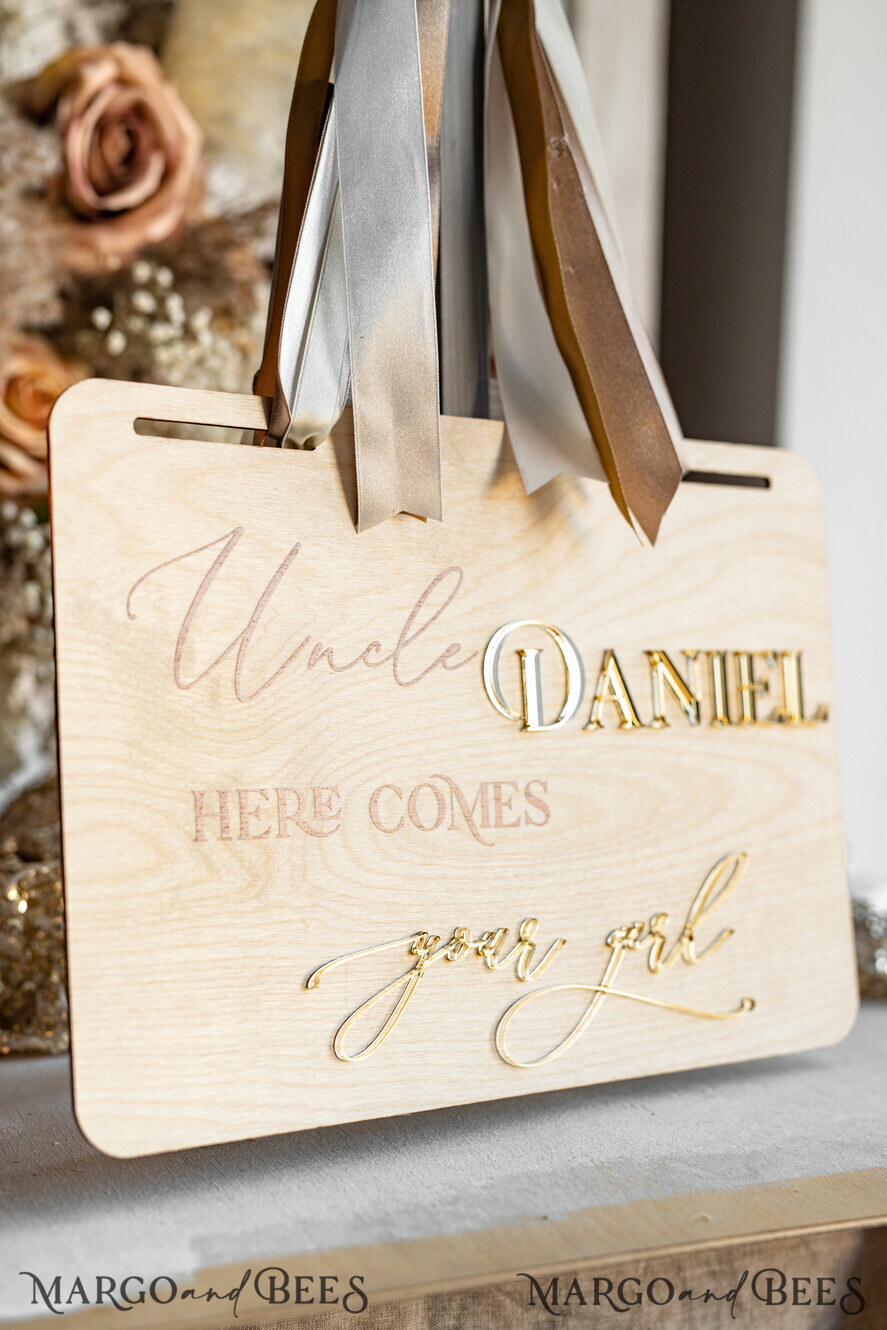 BLUMENMÄDCHEN / SEITENJUNGE SCHILDER rustikal Personalisierte rustikale und goldene Holz-Hochzeitsschild, Holz-Schild für den Page Jungen, Holz-Boho-Blumenkind-Schild, Blumenkind-Hochzeitstag-Schild, rustikale Hochzeitsdekoration für das Blumenkind, hier kommt die Braut.