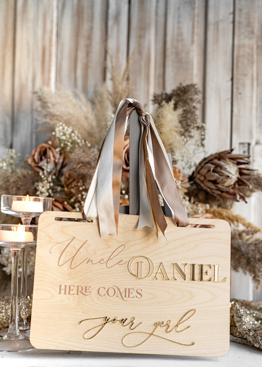 BLUMENMÄDCHEN / SEITENJUNGE SCHILDER rustikal Personalisierte rustikale und goldene Holz-Hochzeitsschild, Holz-Schild für den Page Jungen, Holz-Boho-Blumenkind-Schild, Blumenkind-Hochzeitstag-Schild, rustikale Hochzeitsdekoration für das Blumenkind, hier kommt die Braut.