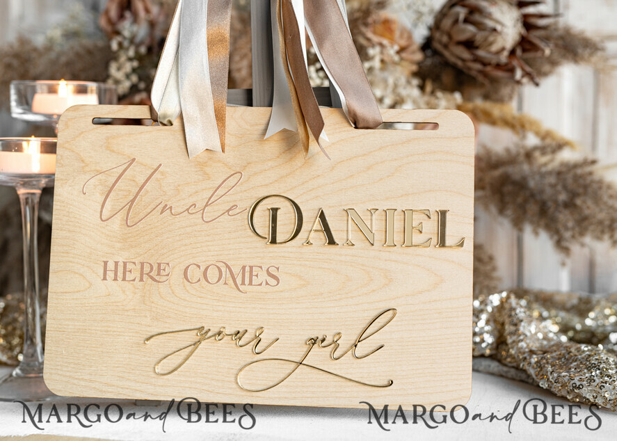 BLUMENMÄDCHEN / SEITENJUNGE SCHILDER rustikal Personalisierte rustikale und goldene Holz-Hochzeitsschild, Holz-Schild für den Page Jungen, Holz-Boho-Blumenkind-Schild, Blumenkind-Hochzeitstag-Schild, rustikale Hochzeitsdekoration für das Blumenkind, hier kommt die Braut.