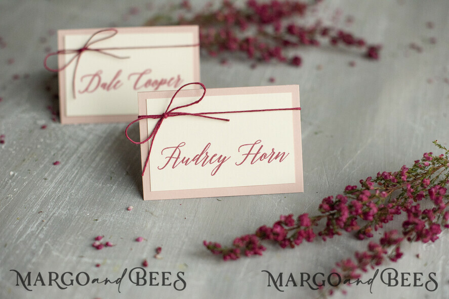 PLATZKARTEN / TISCHKARTEN  
 Romantisches Boho/ Botanisch/ Floral Blush-Pink und Elfenbein Hochzeitsplatzkarte mit kastanienbraunem Zwirn, moderne Hochzeitsplatzkarten, romantische rosa Namensschilder, elegante Hochzeitsdekoration für Tische, handgemachte Platzkarte.