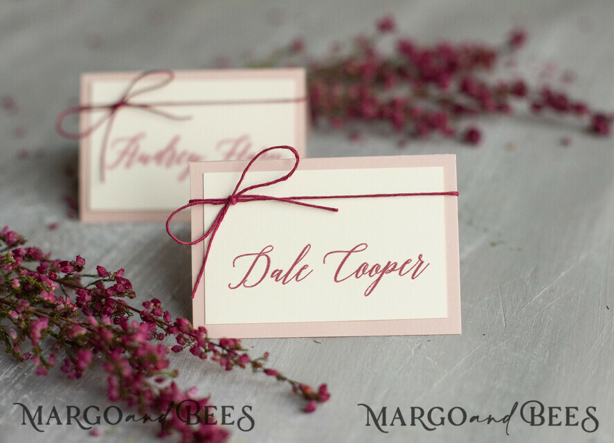 PLATZKARTEN / TISCHKARTEN  
 Romantisches Boho/ Botanisch/ Floral Blush-Pink und Elfenbein Hochzeitsplatzkarte mit kastanienbraunem Zwirn, moderne Hochzeitsplatzkarten, romantische rosa Namensschilder, elegante Hochzeitsdekoration für Tische, handgemachte Platzkarte.