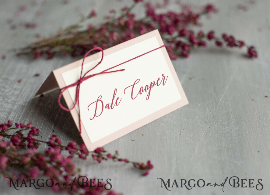 PLATZKARTEN / TISCHKARTEN  
 Romantisches Boho/ Botanisch/ Floral Blush-Pink und Elfenbein Hochzeitsplatzkarte mit kastanienbraunem Zwirn, moderne Hochzeitsplatzkarten, romantische rosa Namensschilder, elegante Hochzeitsdekoration für Tische, handgemachte Platzkarte.