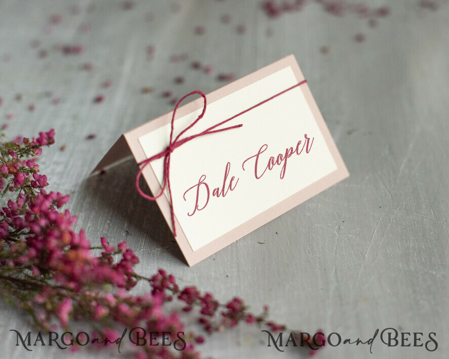PLATZKARTEN / TISCHKARTEN  
 Romantisches Boho/ Botanisch/ Floral Blush-Pink und Elfenbein Hochzeitsplatzkarte mit kastanienbraunem Zwirn, moderne Hochzeitsplatzkarten, romantische rosa Namensschilder, elegante Hochzeitsdekoration für Tische, handgemachte Platzkarte.