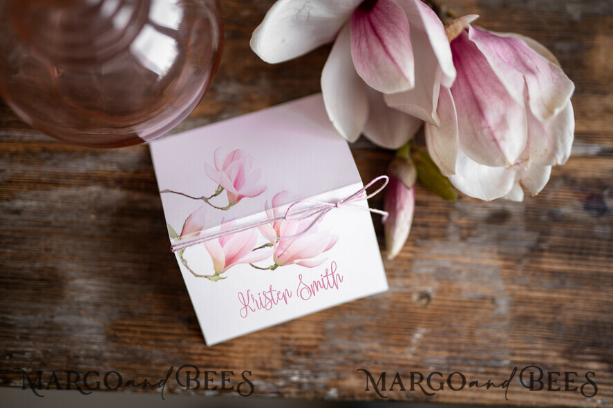 PLATZKARTEN / TISCHKARTEN  
 Romantisches Boho/ Botanisch/ Floral Blumige minimalistische Platzkarte, weiße Hochzeitsplatzkarten mit pinkem Zwirn, einfache Magnolien-Nametags, elegante Hochzeits Tischdekoration, zarte Hochzeits-Nametags.