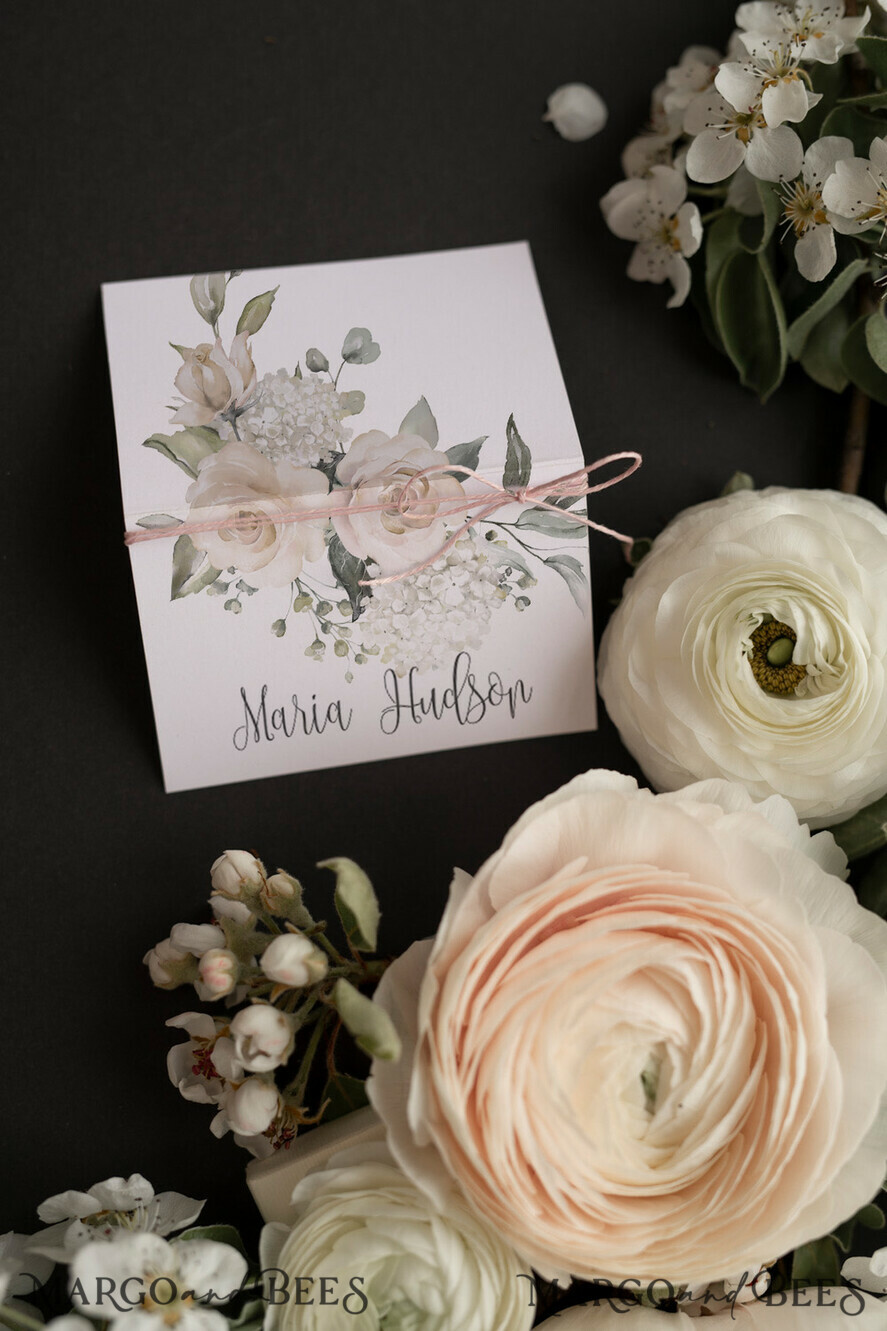 PLATZKARTEN / TISCHKARTEN  
 Romantisches Boho/ Botanisch/ Floral Weiße Rose Romantische Hochzeitsplatzkarten mit hellrosa Schnur, elegante Hochzeitsnamensschilder, Rosen-Tischplatzkarten für Ihre Hochzeit, Boho-Platzkarten, benutzerdefinierter Text