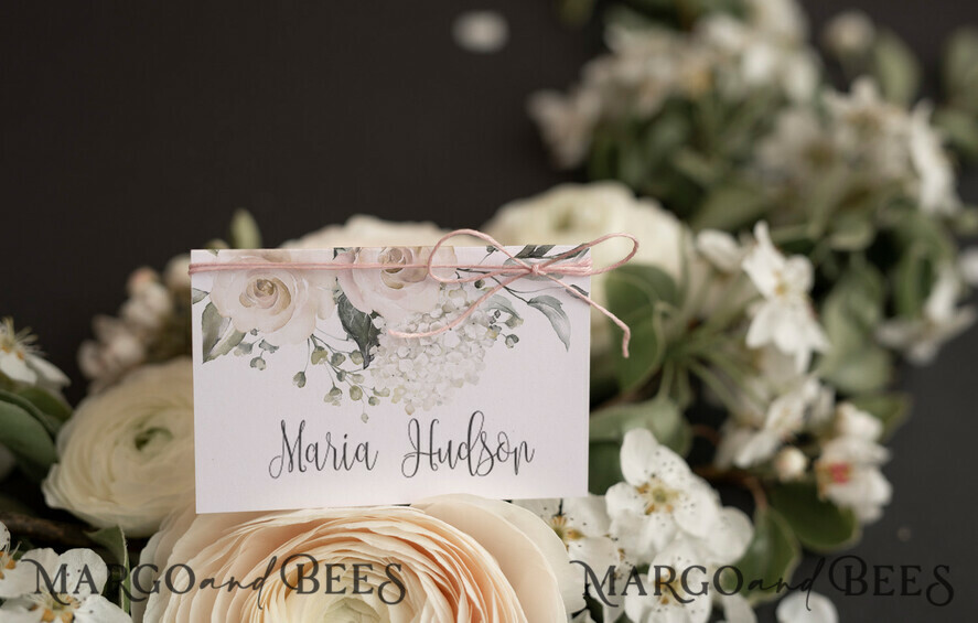 PLATZKARTEN / TISCHKARTEN  
 Romantisches Boho/ Botanisch/ Floral Weiße Rose Romantische Hochzeitsplatzkarten mit hellrosa Schnur, elegante Hochzeitsnamensschilder, Rosen-Tischplatzkarten für Ihre Hochzeit, Boho-Platzkarten, benutzerdefinierter Text