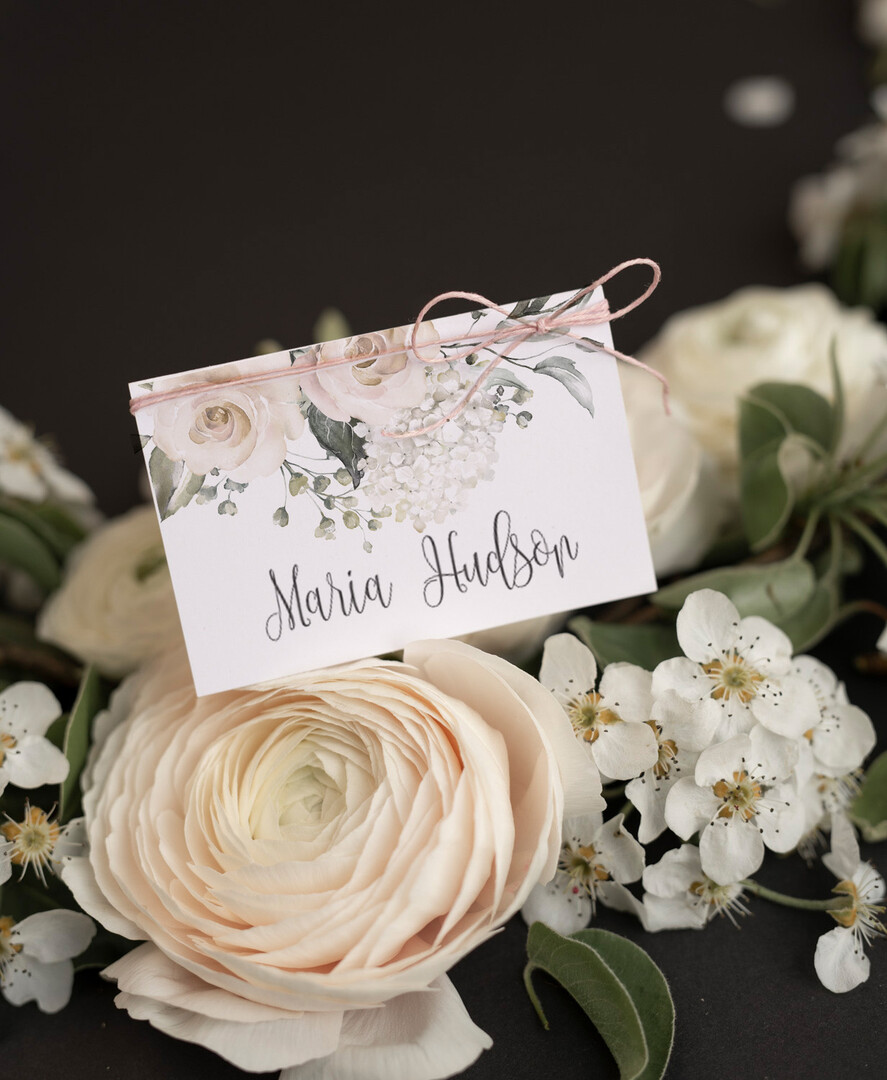 PLATZKARTEN / TISCHKARTEN  
 Romantisches Boho/ Botanisch/ Floral Weiße Rose Romantische Hochzeitsplatzkarten mit hellrosa Schnur, elegante Hochzeitsnamensschilder, Rosen-Tischplatzkarten für Ihre Hochzeit, Boho-Platzkarten, benutzerdefinierter Text