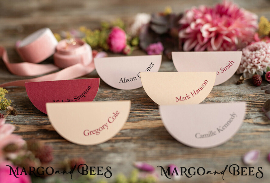 PLATZKARTEN / TISCHKARTEN  
 Romantisches Boho/ Botanisch/ Floral Maronen Hochzeitsplatzkarte, Geometrisches Rundes Namensschild, Elegante Tischdekoration, Marsala Platzkarten, Individuelle Textgestaltung Tischplatznamen, Minimalistische Burgunder Platzkarten