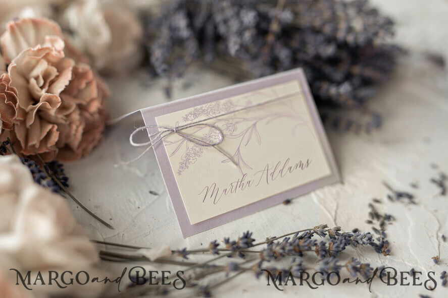 PLATZKARTEN / TISCHKARTEN  
 Romantisches Boho/ Botanisch/ Floral Zarte Flieder-Hochzeitsplatzkarte mit lila Schnur, Lavendel-Hochzeitsplatzkarten, Boho-Namensschilder, florale Tischdekoration, elegante Hochzeits-Tischnamensschilder