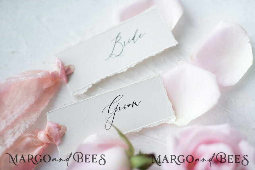 PLATZKARTEN / TISCHKARTEN  
 Romantisches Boho/ Botanisch/ Floral Weiße Hochzeitsplatzkarten mit gezacktem Rand und gefärbtem Seidenband, elegante individuell gestaltete Tischplatzkarten, minimalistische Namensschilder, einfache moderne Hochzeitsstationery.