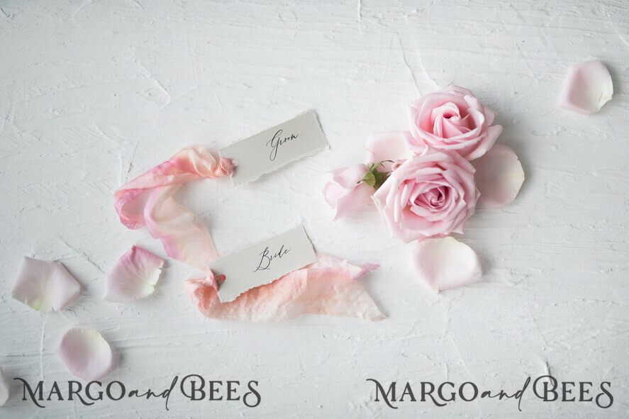 PLATZKARTEN / TISCHKARTEN  
 Romantisches Boho/ Botanisch/ Floral Weiße Hochzeitsplatzkarten mit gezacktem Rand und gefärbtem Seidenband, elegante individuell gestaltete Tischplatzkarten, minimalistische Namensschilder, einfache moderne Hochzeitsstationery.