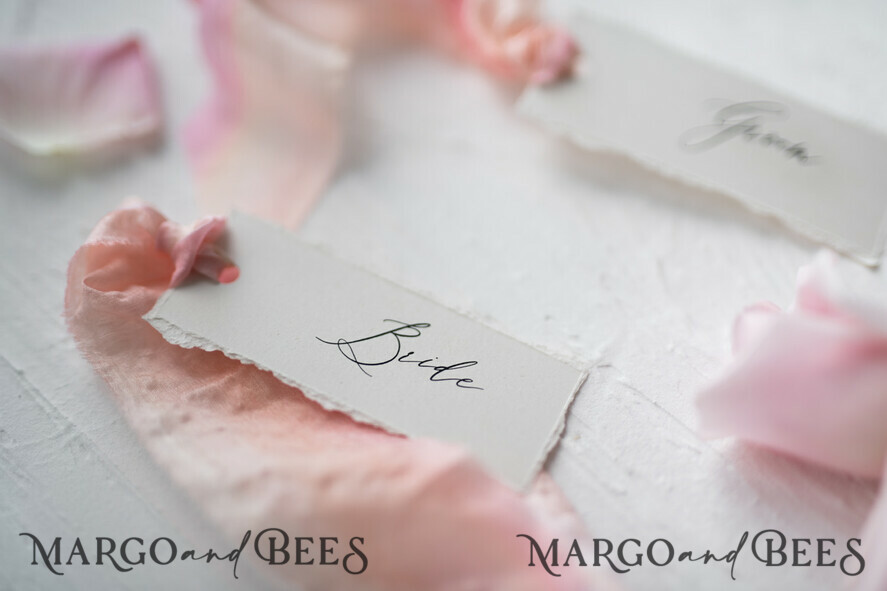 PLATZKARTEN / TISCHKARTEN  
 Romantisches Boho/ Botanisch/ Floral Weiße Hochzeitsplatzkarten mit gezacktem Rand und gefärbtem Seidenband, elegante individuell gestaltete Tischplatzkarten, minimalistische Namensschilder, einfache moderne Hochzeitsstationery.