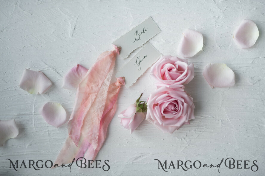 PLATZKARTEN / TISCHKARTEN  
 Romantisches Boho/ Botanisch/ Floral Weiße Hochzeitsplatzkarten mit gezacktem Rand und gefärbtem Seidenband, elegante individuell gestaltete Tischplatzkarten, minimalistische Namensschilder, einfache moderne Hochzeitsstationery.