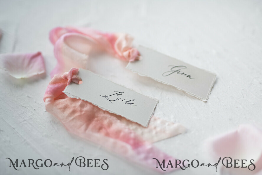 PLATZKARTEN / TISCHKARTEN  
 Romantisches Boho/ Botanisch/ Floral Weiße Hochzeitsplatzkarten mit gezacktem Rand und gefärbtem Seidenband, elegante individuell gestaltete Tischplatzkarten, minimalistische Namensschilder, einfache moderne Hochzeitsstationery.