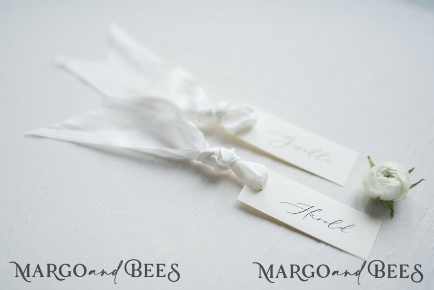 PLATZKARTEN / TISCHKARTEN  
 Romantisches Boho/ Botanisch/ Floral Romantische Elfenbein Hochzeitsplatzkarten, Seidenweiße Hochzeitskarten mit Schleifen, Elegante Hochzeitsnamenskarten, Minimalistische Platzkarten, Einfache maßgeschneiderte Hochzeitsplatzkarten für den Tisch.