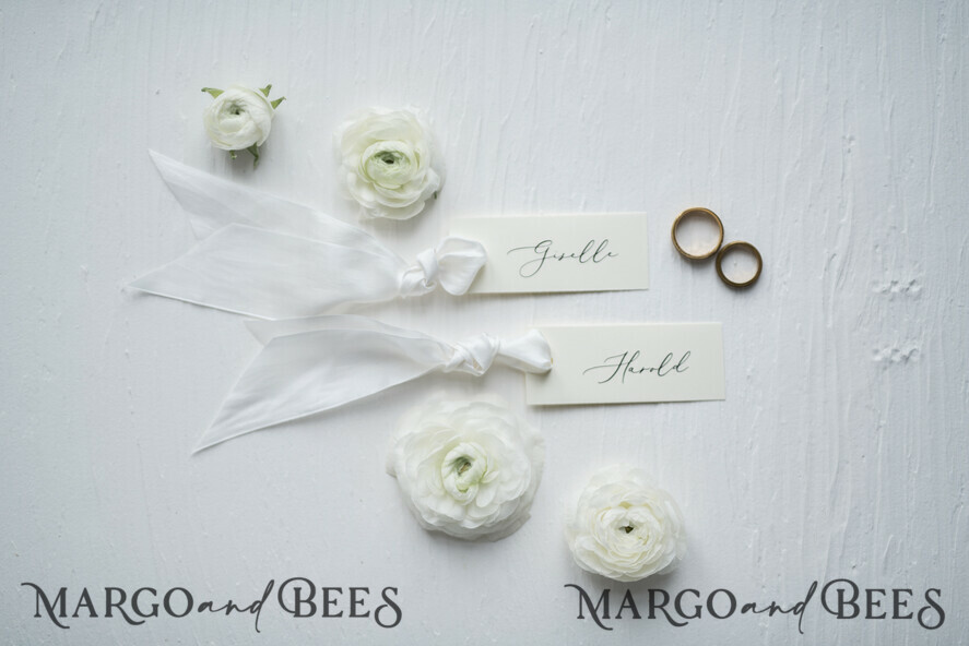 PLATZKARTEN / TISCHKARTEN  
 Romantisches Boho/ Botanisch/ Floral Romantische Elfenbein Hochzeitsplatzkarten, Seidenweiße Hochzeitskarten mit Schleifen, Elegante Hochzeitsnamenskarten, Minimalistische Platzkarten, Einfache maßgeschneiderte Hochzeitsplatzkarten für den Tisch.