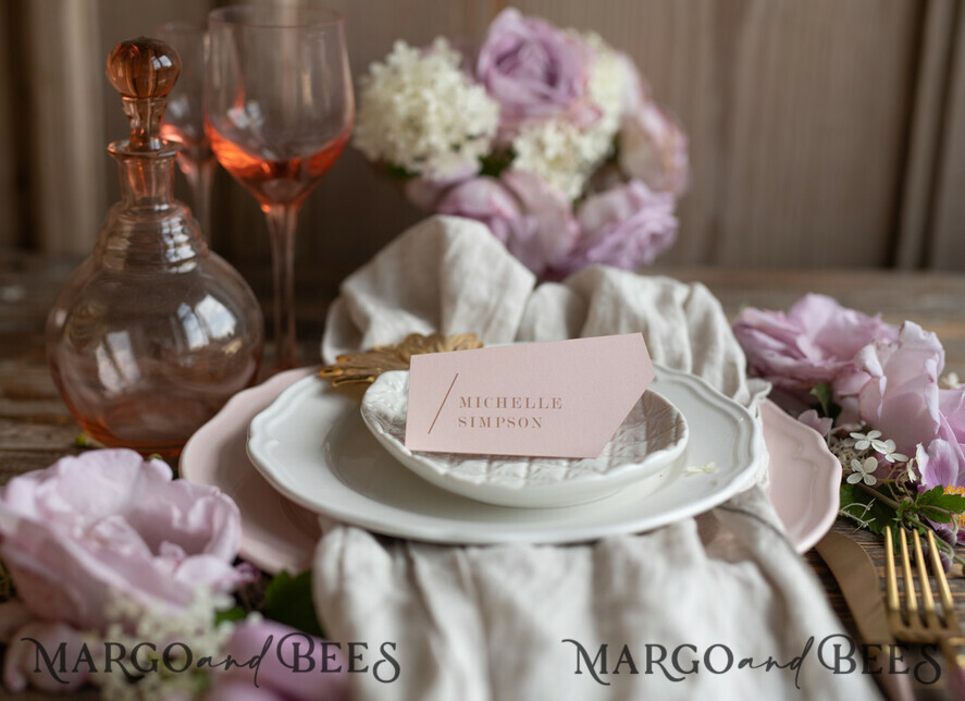 PLATZKARTEN / TISCHKARTEN  
 Romantisches Boho/ Botanisch/ Floral Geometrische romantische Blush-Pink Tischkarten, moderne geometrische Hochzeitstischkarten, minimalistische elegante Hochzeitskarten, individuelle Beschriftung von Platznamen, minimalistische Karten.