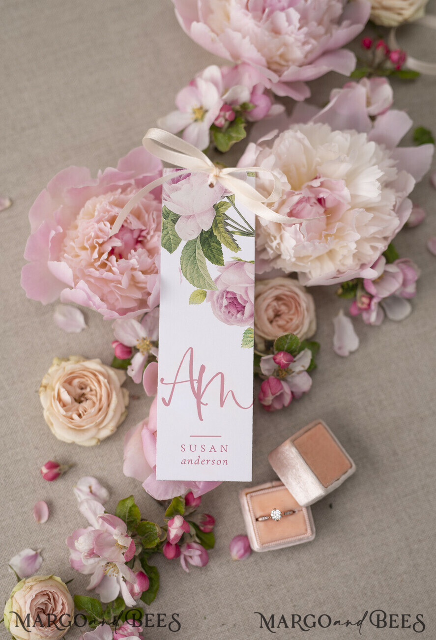 PLATZKARTEN / TISCHKARTEN  
 Romantisches Boho/ Botanisch/ Floral Romantische weiße Blumenplatzkarten mit hellpfirsichfarbener Schleife, elegante Hochzeitplatzkarten, Rosen-Namensschilder für Ihren Hochzeitstisch, zarte romantische Rosenplatzkarte.