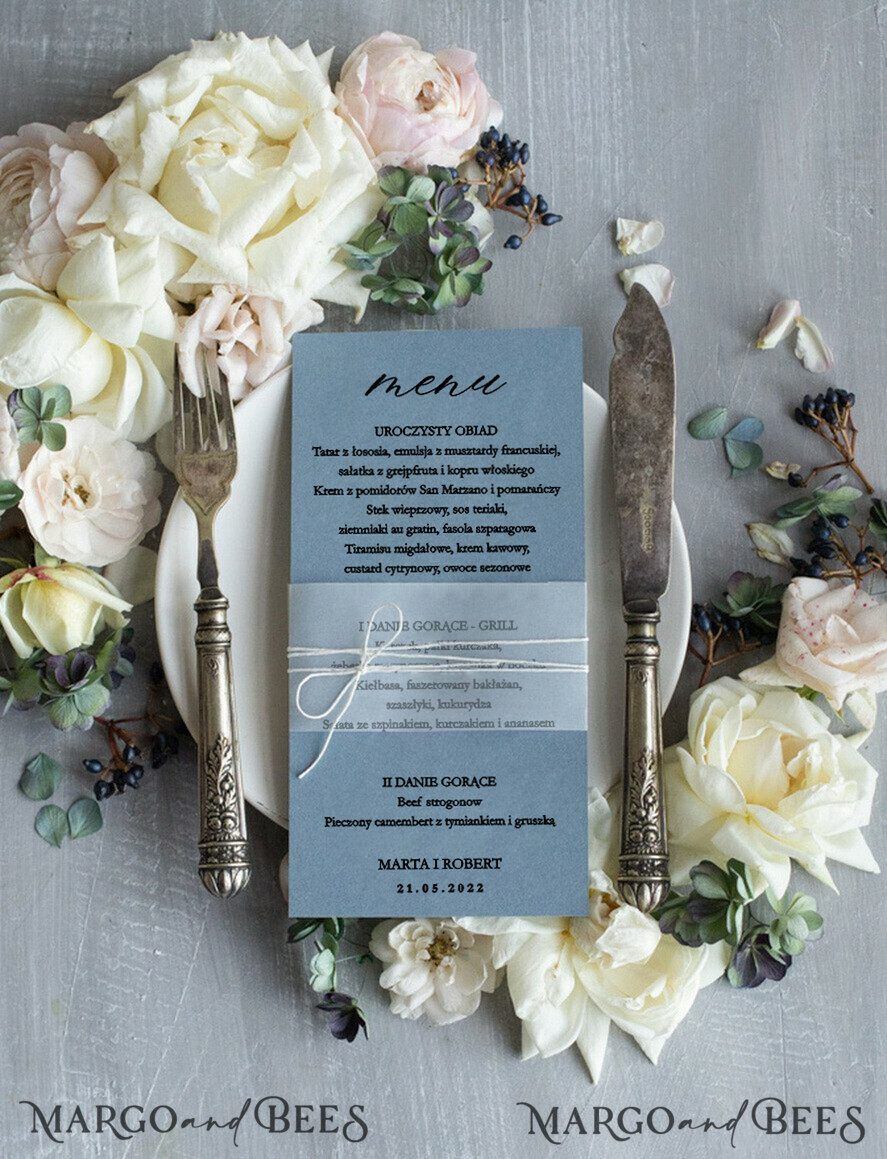 MENÜ & PROGRAMME  
 romantisch Elegante handgefertigte hochzeitmenü in staubigem blau, schicke moderne dinner-menü-karten mit vellum-bauchband und schnur, zartes minimalistisches hochzeitmenü, einfaches modernes menü.