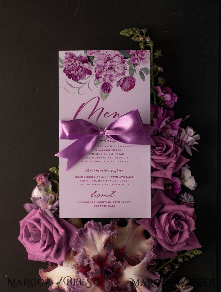 MENÜ & PROGRAMME  
 romantisch Romantisches Pfingstrosen-Hochzeitsmenü, Elegante florale Boho-Menükarte mit Schleifenband, Modernes lila Hochzeitsdinner-Menü, Handgemachtes Vintage-Blumen-Hochzeitsmenü mit Blume