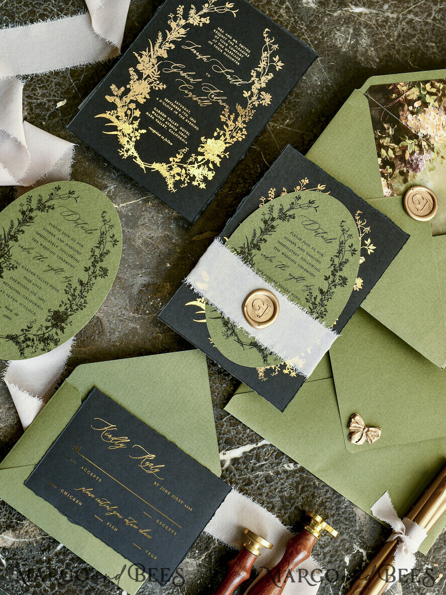 HOCHZEITS EINLADUNGEN moderne Kalligraphie / feine Kunst Salbeigrüne Fine Art Hochzeitskarten mit Blattgold, unregelmäßigen Kanten, RSVP QR-Code, Seidenband, maßgeschneiderte elegante Hochzeitssuite