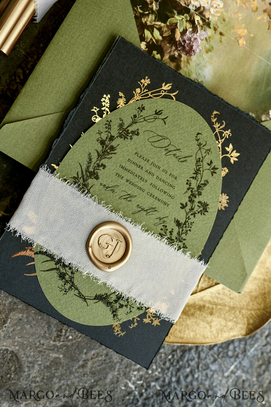 HOCHZEITS EINLADUNGEN moderne Kalligraphie / feine Kunst Salbeigrüne Fine Art Hochzeitskarten mit Blattgold, unregelmäßigen Kanten, RSVP QR-Code, Seidenband, maßgeschneiderte elegante Hochzeitssuite
