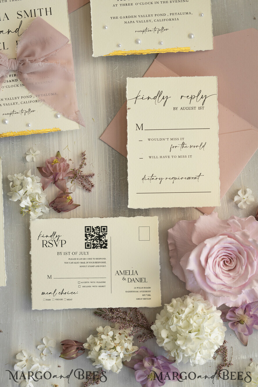 HOCHZEITS EINLADUNGEN moderne Kalligraphie / feine Kunst Salbeigrüne Fine Art Hochzeitskarten mit Blattgold, unregelmäßigen Kanten, RSVP QR-Code, Seidenband, maßgeschneiderte elegante Hochzeitskollektion.