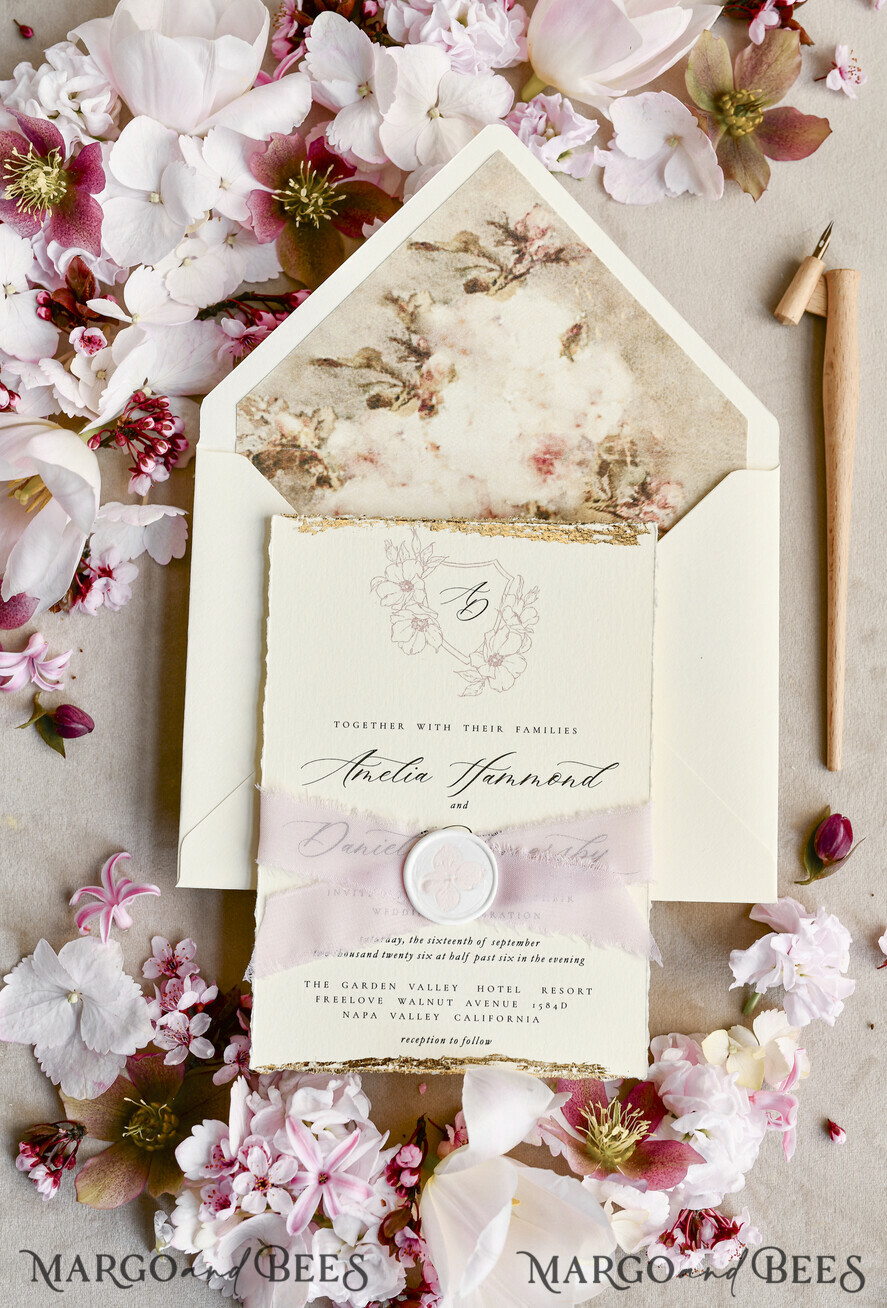 HOCHZEITS EINLADUNGEN moderne Kalligraphie / feine Kunst Salbeigrüne Fine Art Hochzeitskarten mit Goldblatt, gezackten Kanten, RSVP QR-Code, Seidenband, maßgeschneiderte elegante Hochzeitseinladung.