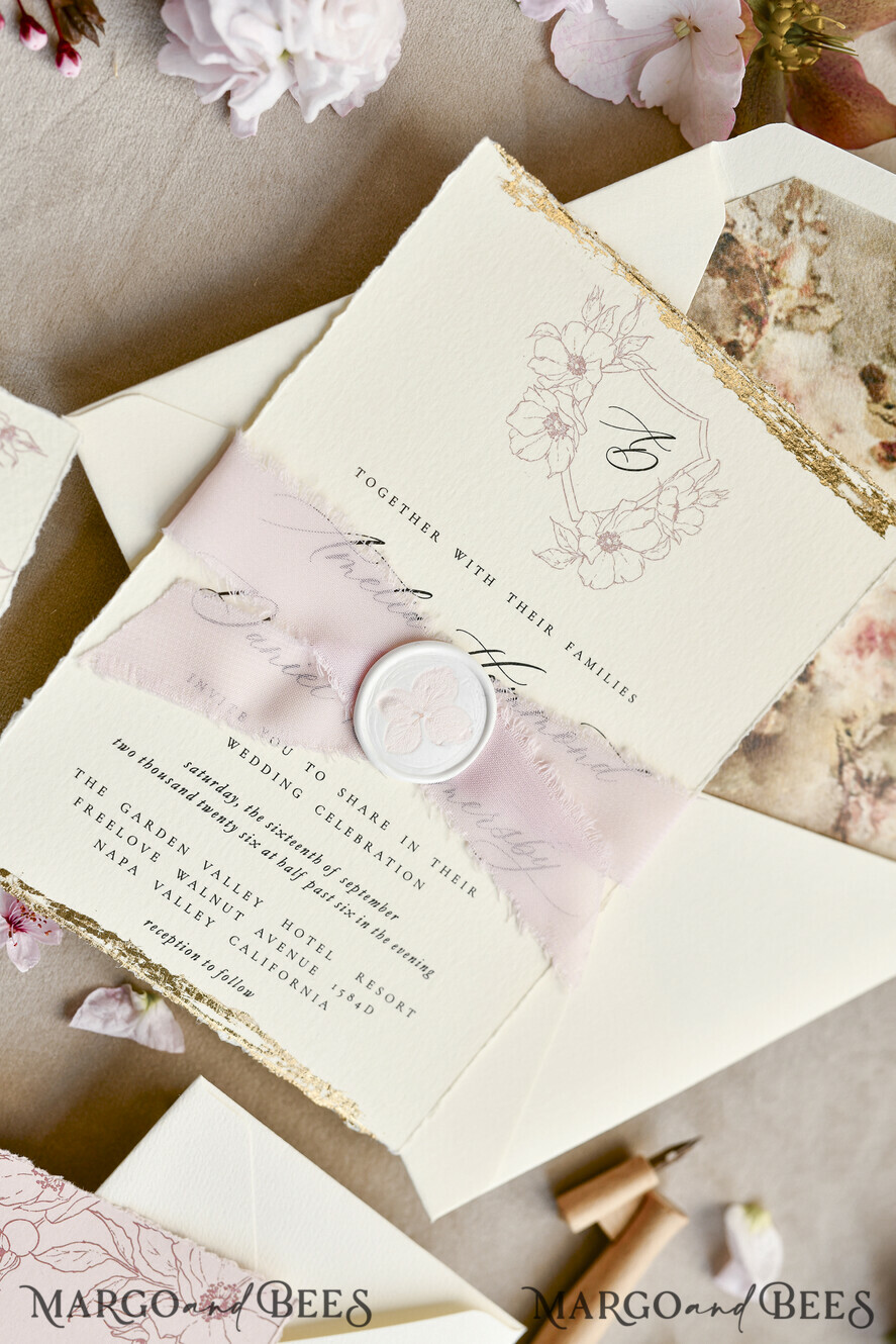 HOCHZEITS EINLADUNGEN moderne Kalligraphie / feine Kunst Salbeigrüne Fine Art Hochzeitskarten mit Goldblatt, gezackten Kanten, RSVP QR-Code, Seidenband, maßgeschneiderte elegante Hochzeitseinladung.