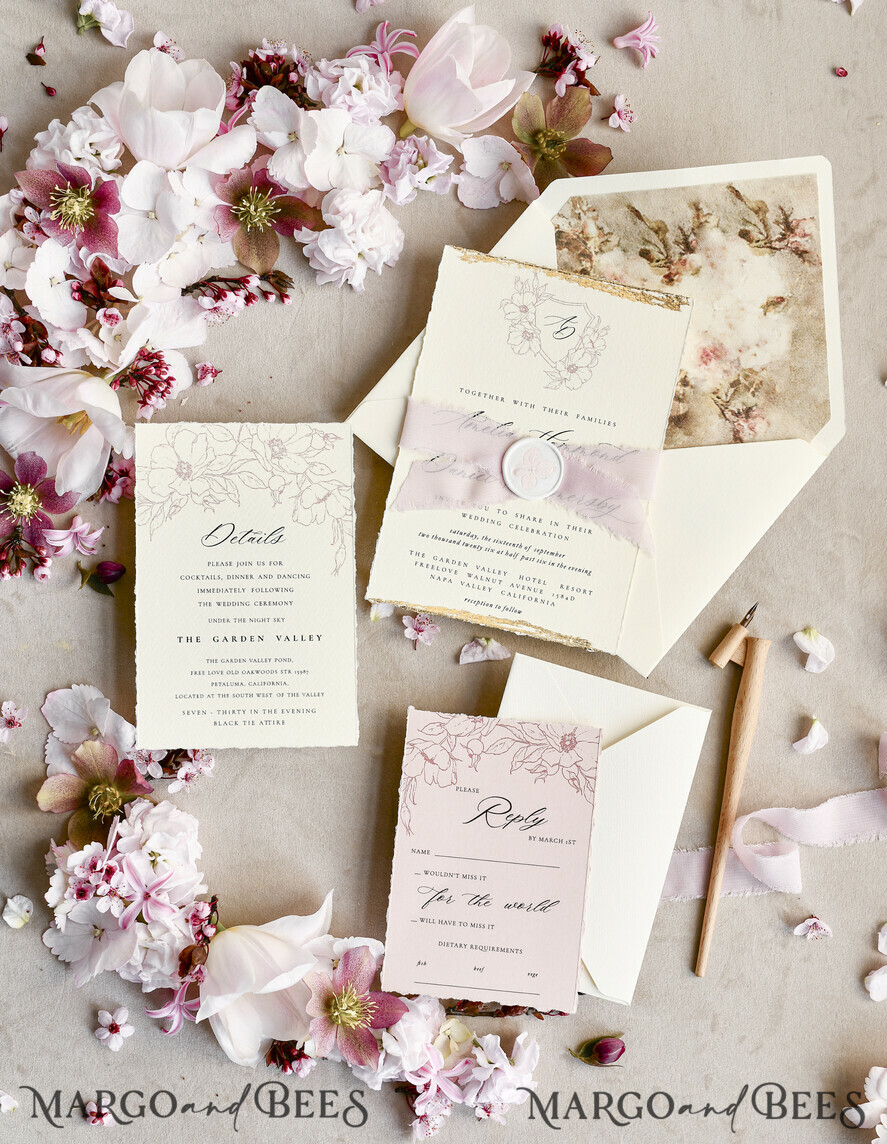 HOCHZEITS EINLADUNGEN moderne Kalligraphie / feine Kunst Salbeigrüne Fine Art Hochzeitskarten mit Goldblatt, gezackten Kanten, RSVP QR-Code, Seidenband, maßgeschneiderte elegante Hochzeitseinladung.