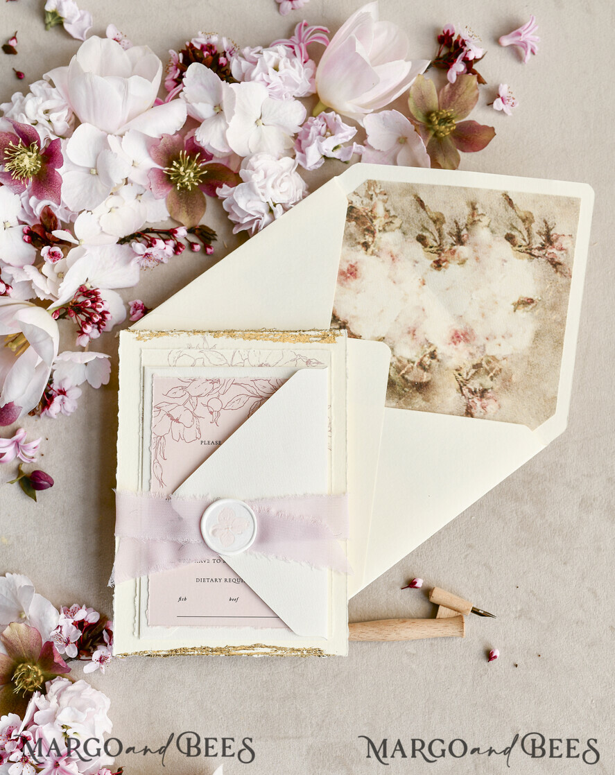 HOCHZEITS EINLADUNGEN moderne Kalligraphie / feine Kunst Salbeigrüne Fine Art Hochzeitskarten mit Goldblatt, gezackten Kanten, RSVP QR-Code, Seidenband, maßgeschneiderte elegante Hochzeitseinladung.