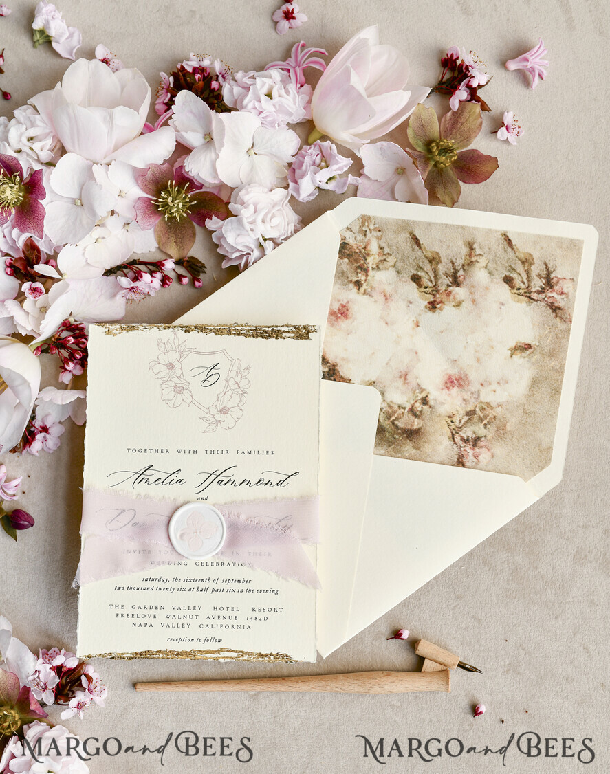 HOCHZEITS EINLADUNGEN moderne Kalligraphie / feine Kunst Salbeigrüne Fine Art Hochzeitskarten mit Goldblatt, gezackten Kanten, RSVP QR-Code, Seidenband, maßgeschneiderte elegante Hochzeitseinladung.