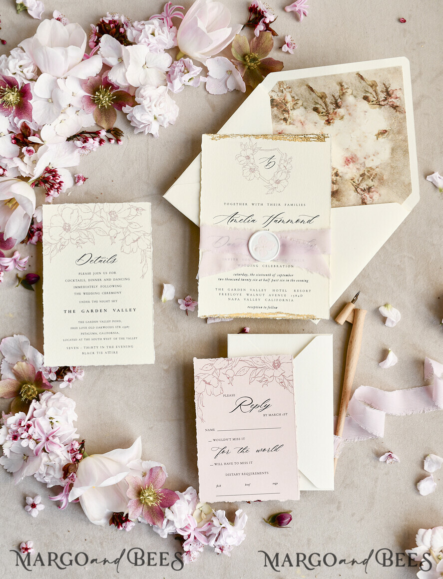 HOCHZEITS EINLADUNGEN moderne Kalligraphie / feine Kunst Salbeigrüne Fine Art Hochzeitskarten mit Goldblatt, gezackten Kanten, RSVP QR-Code, Seidenband, maßgeschneiderte elegante Hochzeitseinladung.