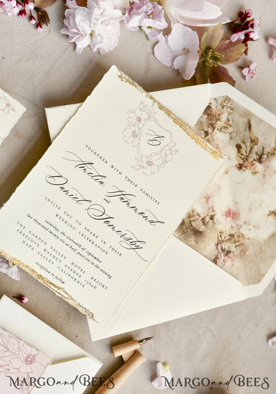 HOCHZEITS EINLADUNGEN moderne Kalligraphie / feine Kunst Salbeigrüne Fine Art Hochzeitskarten mit Goldblatt, gezackten Kanten, RSVP QR-Code, Seidenband, maßgeschneiderte elegante Hochzeitseinladung.